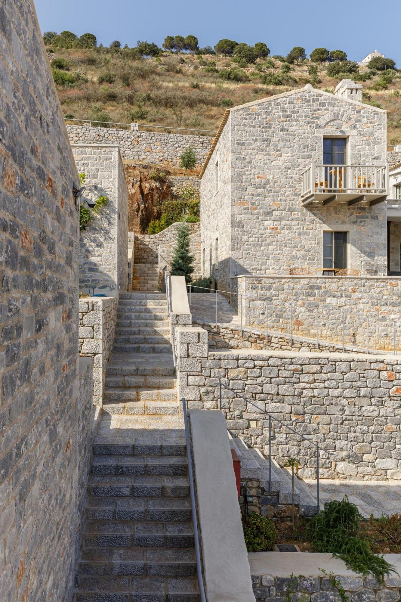 Trapela Limeni Luxury Suites Exterior photo